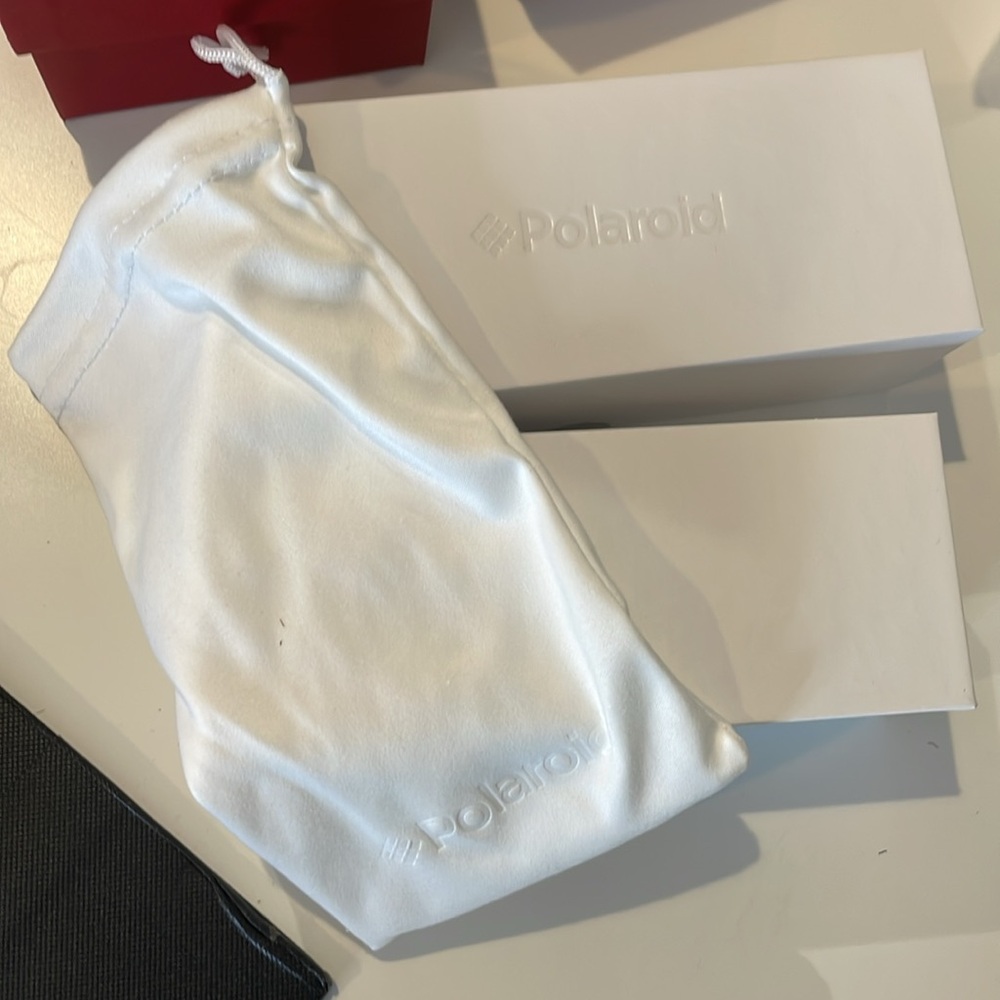 White‎ Polaroid Sunglass case